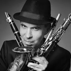 Ofer Shapiraを聴いたり、ミュージックビデオを鑑賞したり、経歴やツアー日程などを確認したりしましょう！