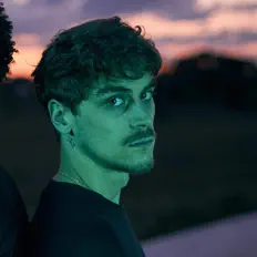 Ascolta Hemge, guarda video musicali, leggi la biografia, vedi le date del tour & altro!