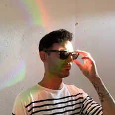 Poslechněte si interpreta Alex Guerrero, sledujte hudební videa, přečtěte si životopis, podívejte se na data turné a další informace.
