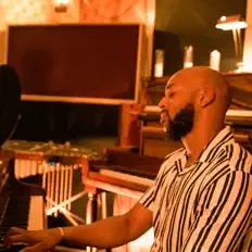 Rashad Sylvesterを聴いたり、ミュージックビデオを鑑賞したり、経歴やツアー日程などを確認したりしましょう！