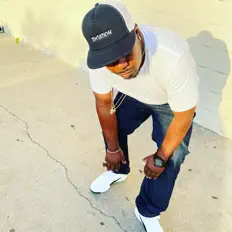 聆聽 Timtation、觀看音樂影片、閱讀小傳、查看巡演日期等！