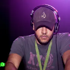 Ouça OMFG, assista a videoclipes, leia a biografia, veja as datas das turnês e mais!