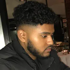 Poslechněte si interpreta Th1vi, sledujte hudební videa, přečtěte si životopis, podívejte se na data turné a další informace.