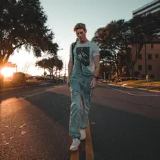 Hör dir Lane Hays an, schau dir Musikvideos an, lies die Biografie, finde Tourdaten und mehr!