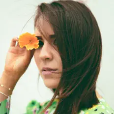 Raphaella सुनें, म्यूज़िक वीडियो देखें, बायो पढ़ें, दौरे की तारीखें और बहुत कुछ देखें!