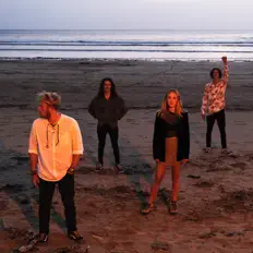 Dengarkan Shake the Geek, tonton video musik, baca bio, lihat tanggal tur & lainnya!