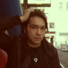 Hör dir Necessary Noise an, schau dir Musikvideos an, lies die Biografie, finde Tourdaten und mehr!