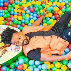 Ascolta Moii, guarda video musicali, leggi la biografia, vedi le date del tour & altro!