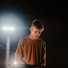 Ezra George을(를) 듣고, 뮤직 비디오를 보고, 약력을 읽고, 투어 일정 등을 확인하세요!