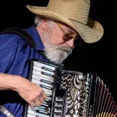 The Carnivaleros dinle, müzik videolarını izle, biyografisini oku, tur tarihlerini ve daha fazlasını gör!