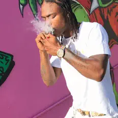 Ouça YOUNG CHILL$, assista a videoclipes, leia a biografia, veja as datas das turnês e mais!