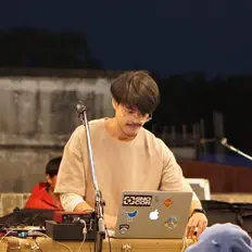 Perfectly Casual을(를) 듣고, 뮤직 비디오를 보고, 약력을 읽고, 투어 일정 등을 확인하세요!