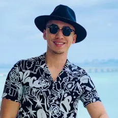 Poslechněte si interpreta Ricky Herrera, sledujte hudební videa, přečtěte si životopis, podívejte se na data turné a další informace.