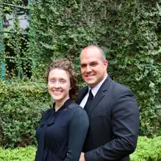 Brad and Jenna Davis सुनें, म्यूज़िक वीडियो देखें, बायो पढ़ें, दौरे की तारीखें और बहुत कुछ देखें!