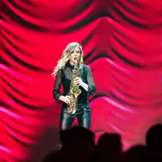 Escucha a Peppy Mona, mira videos musicales, lee su biografía, consulta las fechas de las gira y más.