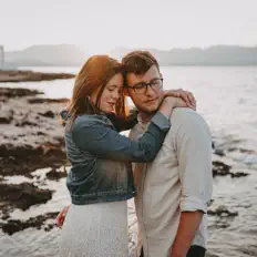 聆聽 Feather & Soul、觀看音樂影片、閱讀小傳、查看巡演日期等！