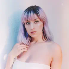 收听 Amber DeLaRosa、观看音乐视频、阅读小传、查看巡演日期等 ！