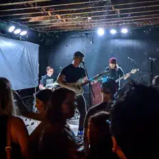 Escucha a Twin, mira vídeos musicales, lee la biografía, consulta fechas de giras y mucho más.