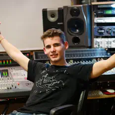 Juani Calde सुनें, म्यूज़िक वीडियो देखें, बायो पढ़ें, दौरे की तारीखें और बहुत कुछ देखें!