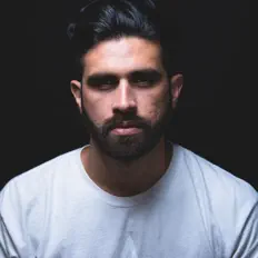 Modusを聴いたり、ミュージックビデオを鑑賞したり、経歴やツアー日程などを確認したりしましょう！