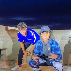 收听 1600、观看音乐视频、阅读小传、查看巡演日期等 ！