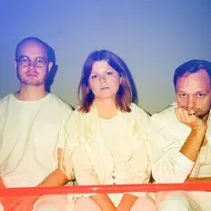 Escucha a feelswithcaps, mira videos musicales, lee su biografía, consulta las fechas de las gira y más.