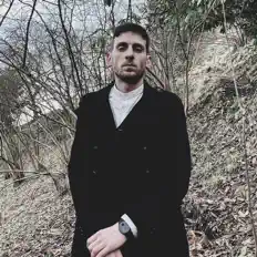 Escucha a Holden, mira videos musicales, lee su biografía, consulta las fechas de las gira y más.