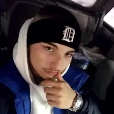 Ακούστε περιεχόμενο από Contra, παρακολουθήστε μουσικά βίντεο, διαβάστε το βιογραφικό, δείτε ημερομηνίες περιοδείας, και πολλά ακόμη!