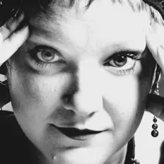 聆聽 Leigh Harris、觀看音樂影片、閱讀小傳、查看巡演日期等！