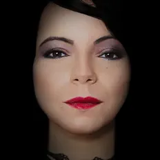 Hör dir Vanessa Krongold an, schau dir Musikvideos an, lies die Biografie, finde Tourdaten und mehr!
