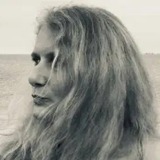 Dafna Naphtaliを聴いたり、ミュージックビデオを鑑賞したり、経歴やツアー日程などを確認したりしましょう！