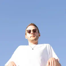 收听 Earoh、观看音乐视频、阅读小传、查看巡演日期等 ！