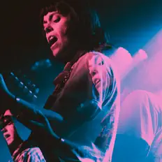 Sunbatheを聴いたり、ミュージックビデオを鑑賞したり、経歴やツアー日程などを確認したりしましょう！