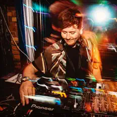 Casey-Drewを聴いたり、ミュージックビデオを鑑賞したり、経歴やツアー日程などを確認したりしましょう！