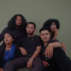 Ascolta Loner Lunar, guarda video musicali, leggi la biografia, vedi le date del tour & altro!