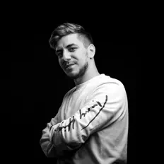 Poslechněte si interpreta Ya.Rus, sledujte hudební videa, přečtěte si životopis, podívejte se na data turné a další informace.