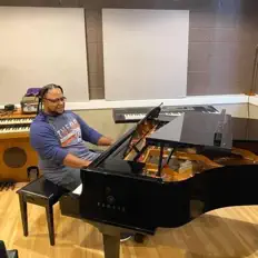 聆聽 Ed Blair、觀看音樂影片、閱讀小傳、查看巡演日期等！