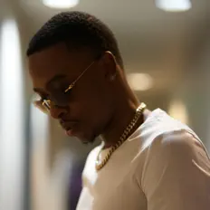 聆聽 Dior Ace、觀看音樂影片、閱讀小傳、查看巡演日期等！