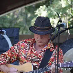 Écoutez Charlie Baker, regardez des vidéoclips, lisez la biographie, consultez les dates de tournée et plus encore !