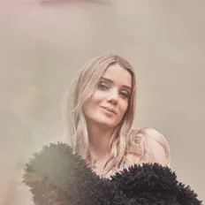 聆聽 Aoife Carton、觀看音樂影片、閱讀小傳、查看巡演日期等！