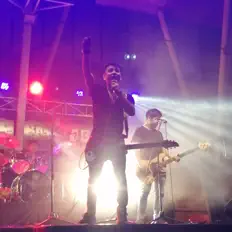 Écoutez Twister!, regardez des vidéoclips, lisez la biographie, consultez les dates de tournée et plus encore !