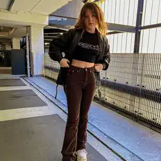 Hör dir HOL an, schau dir Musikvideos an, lies die Biografie, finde Tourdaten und mehr!