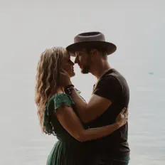 Poslechněte si interpreta Aubrey and Jen, sledujte hudební videa, přečtěte si životopis, podívejte se na data turné a další informace.