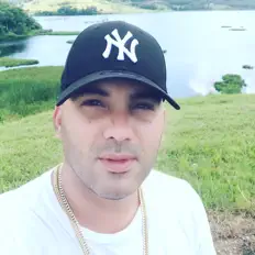 Hör dir Dj Roumy an, schau dir Musikvideos an, lies die Biografie, finde Tourdaten und mehr!