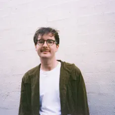 聆聽 Market、觀看音樂影片、閱讀小傳、查看巡演日期等！