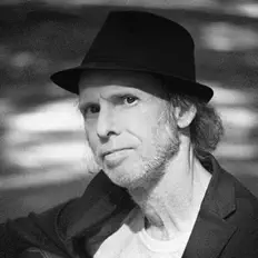 Hör dir Yves Desrosiers an, schau dir Musikvideos an, lies die Biografie, finde Tourdaten und mehr!