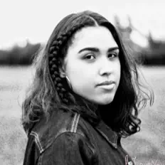 Kalliibabyを聴いたり、ミュージックビデオを鑑賞したり、経歴やツアー日程などを確認したりしましょう！