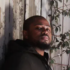 Kineticを聴いたり、ミュージックビデオを鑑賞したり、経歴やツアー日程などを確認したりしましょう！