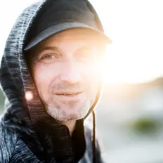 Dengarkan KENAM, tonton video musik, baca bio, lihat tanggal tur & lainnya!