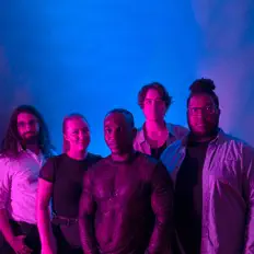 收听 Impromptu、观看音乐视频、阅读小传、查看巡演日期等 ！